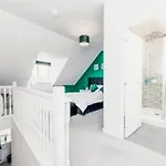 Vakantiehuis Spacious Townhouse For Contractors And Families *