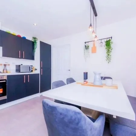 Spacious Townhouse For Contractors And Families 利兹