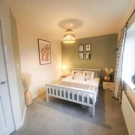 Spacious Townhouse For Contractors And Families ليدز