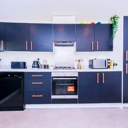 Spacious Townhouse For Contractors And Families *