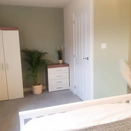 Spacious Townhouse For Contractors And Families Leeds (West Yorkshire)